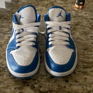 Excellent like new condition. Only worn once. Nike air Jordan woman’s size 6